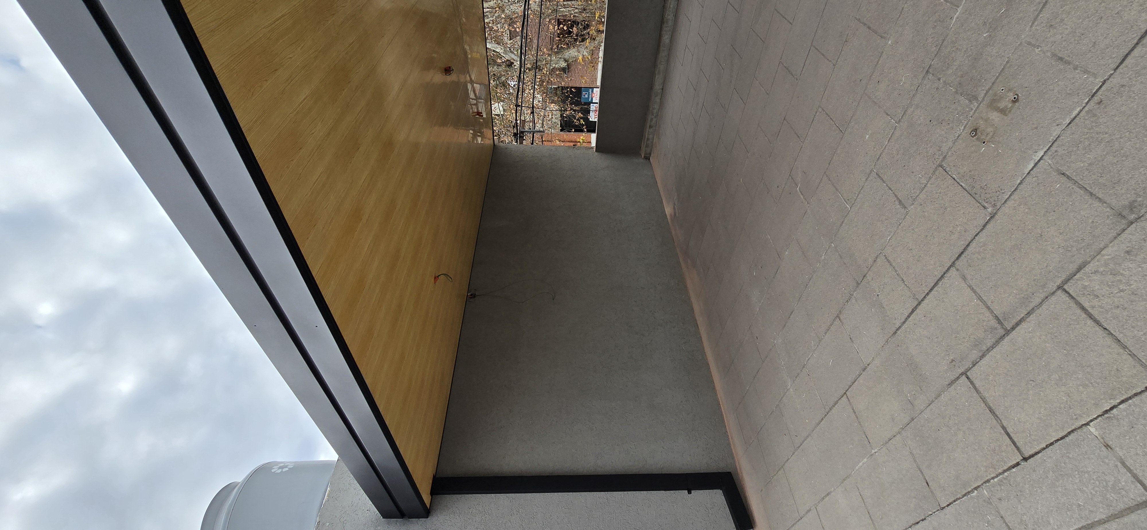 Detalle de cielorraso de madera con estructura metálica