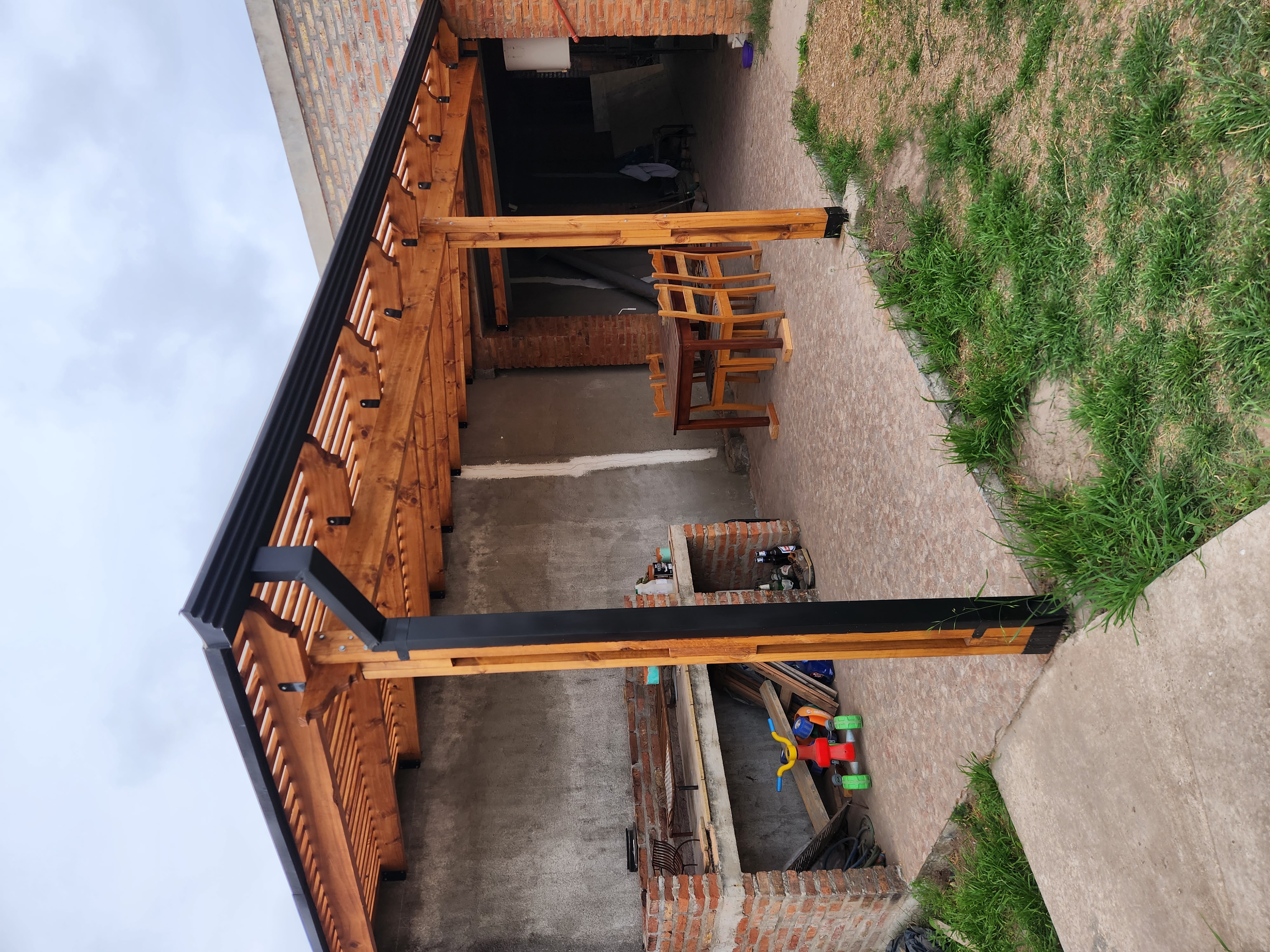 Pergolado tradicional traslúcido - Vista interior con mesa